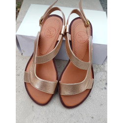 Sandalias Planas Julieta Dorado - Elegancia y Comodidad | Solo Cuero